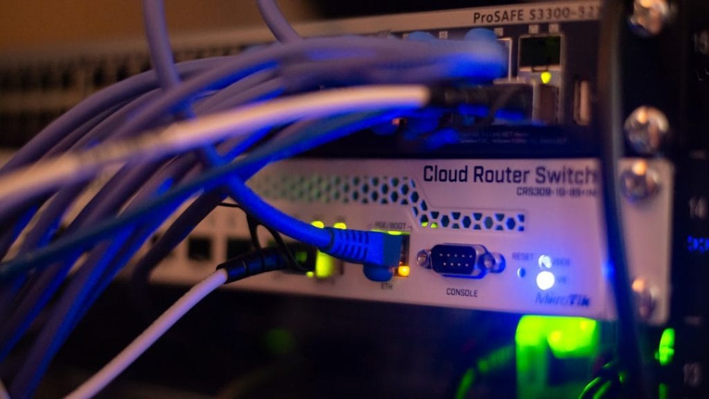 DNS i cloud hosting ilustracija koja prikazuje kako domen vodi do servera sajta