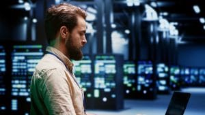 Inženjer servisira server klaster u data centru