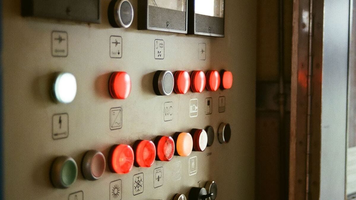 Kontrolna tabla sa osvetljenim tasterima i mernim instrumentima