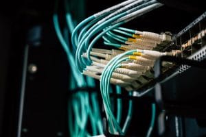 Mrežni kablovi priključeni na server u data centru